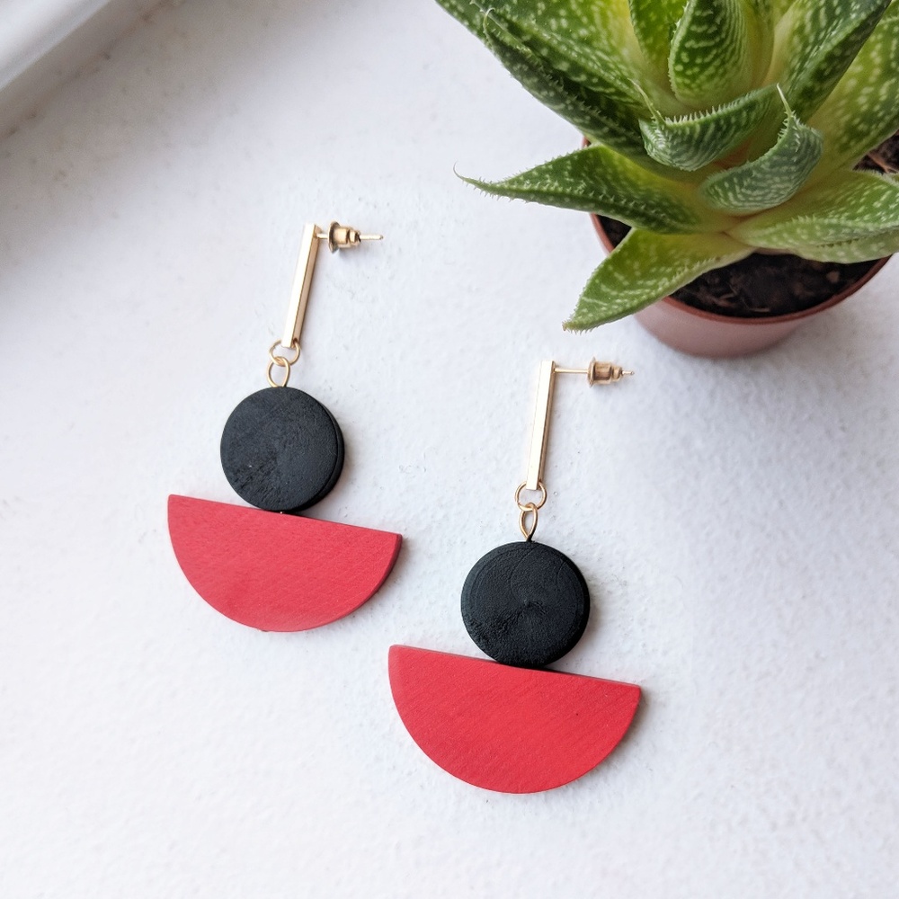 ❌SOLD❌Geometric Wood Red & Black Shape Earrings - Picture 1 of 4